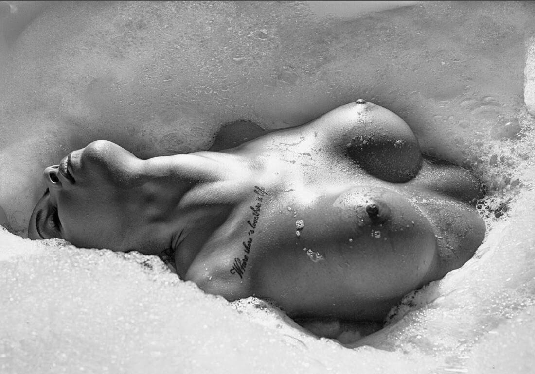 1100x770, 483 Kb / ч/б, сиськи, пена, ванна