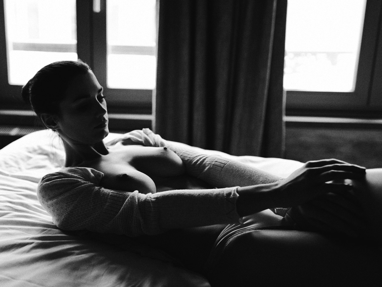 1300x975, 192 Kb / ч/б, сиськи, кофта, окна, Christophe, Boussamba