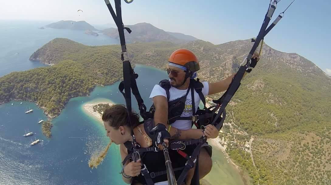 1089x610, 77 Kb / парашют, селфи, блюёт