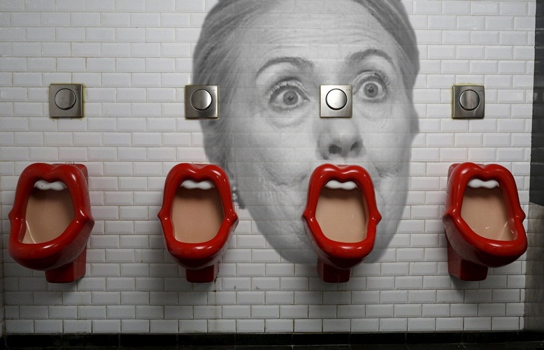 778x501, 108 Kb / хиллари, туалет