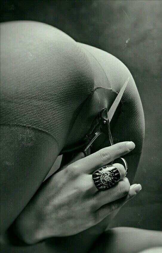 543x849, 70 Kb / колготки, ножницы, перстень, ч/б