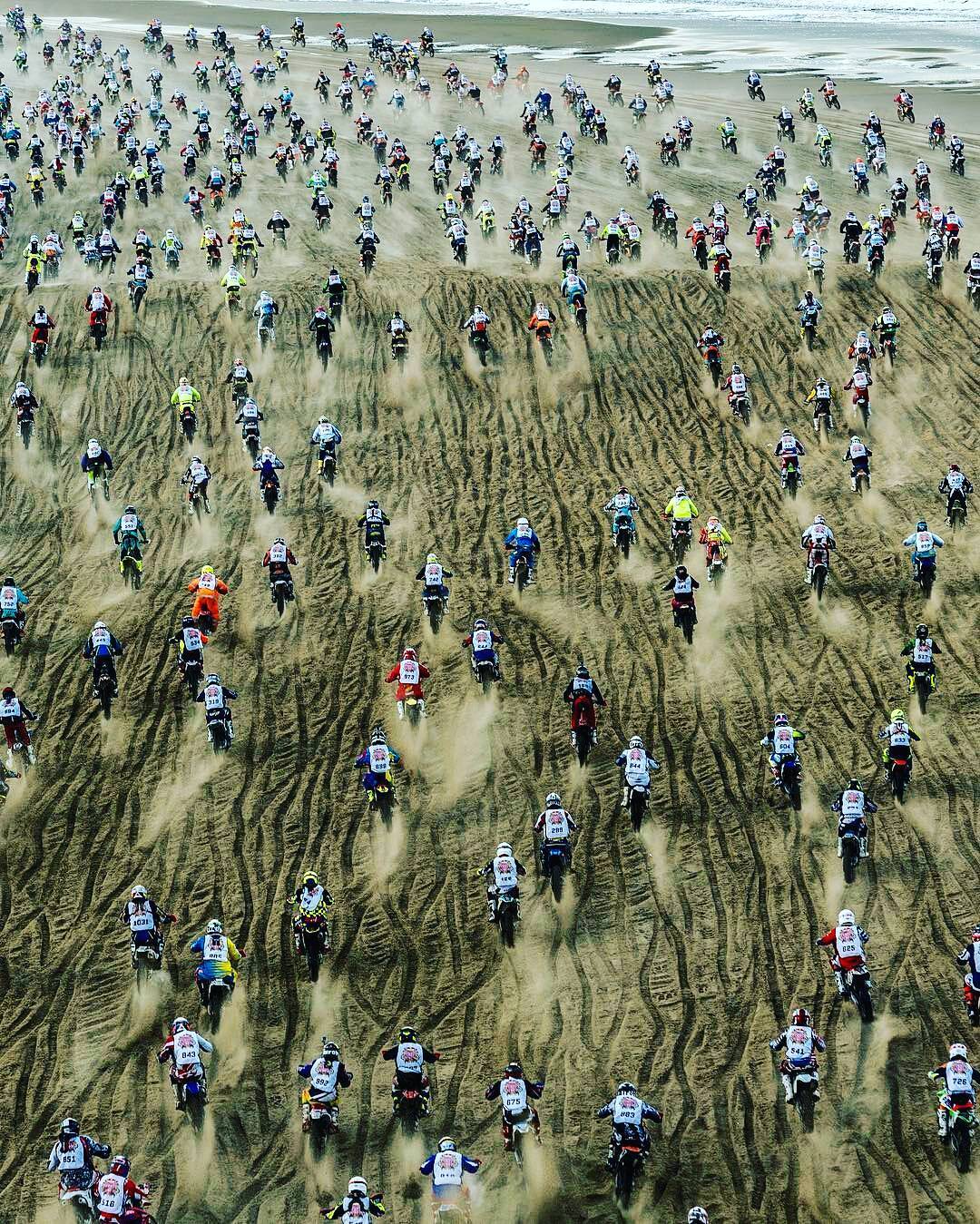 1080x1349, 415 Kb / мотоциклы, песок, берег, гонка