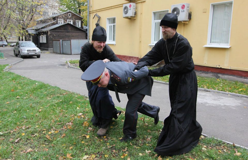 960x619, 123 Kb / священники, милиционер