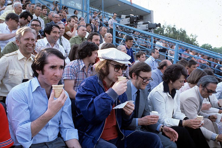 750x500, 143 Kb / футбол, цска, динамо минск, мороженое, элтон джон