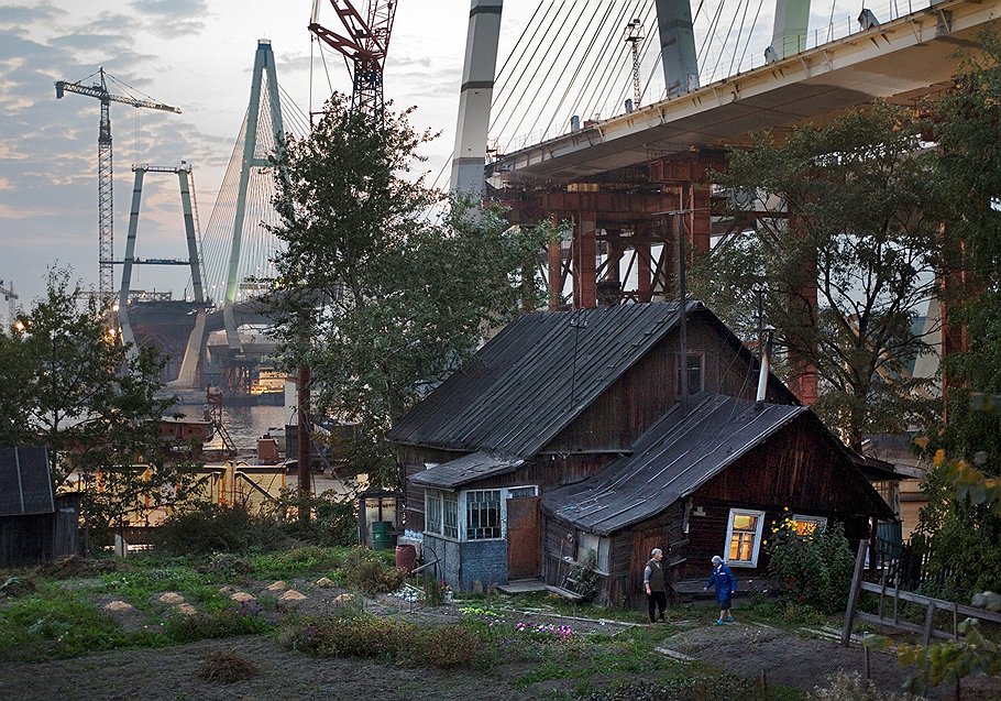 910x637, 226 Kb / дом, мост, кран, река, контраст