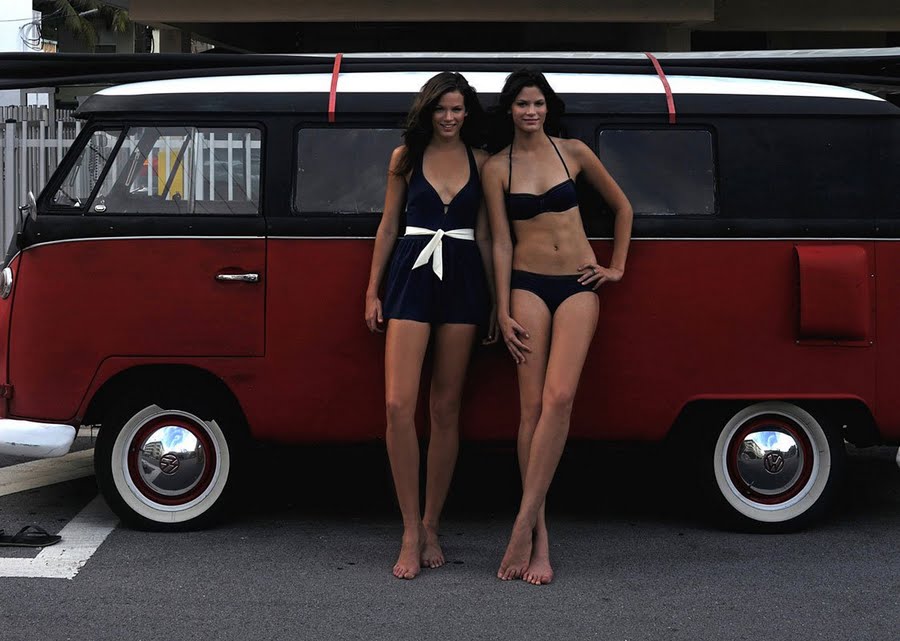 900x641, 79 Kb / девушки, ноги, брюнетки, автобус